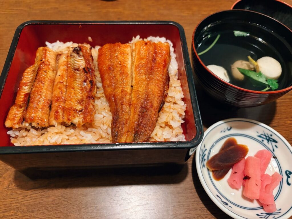 魚伊のうな重（上）タレが絡んだうなぎのアップ