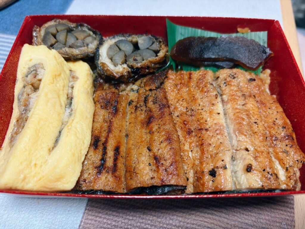 魚伊のうなぎ弁当タレが絡んだうなぎのアップ